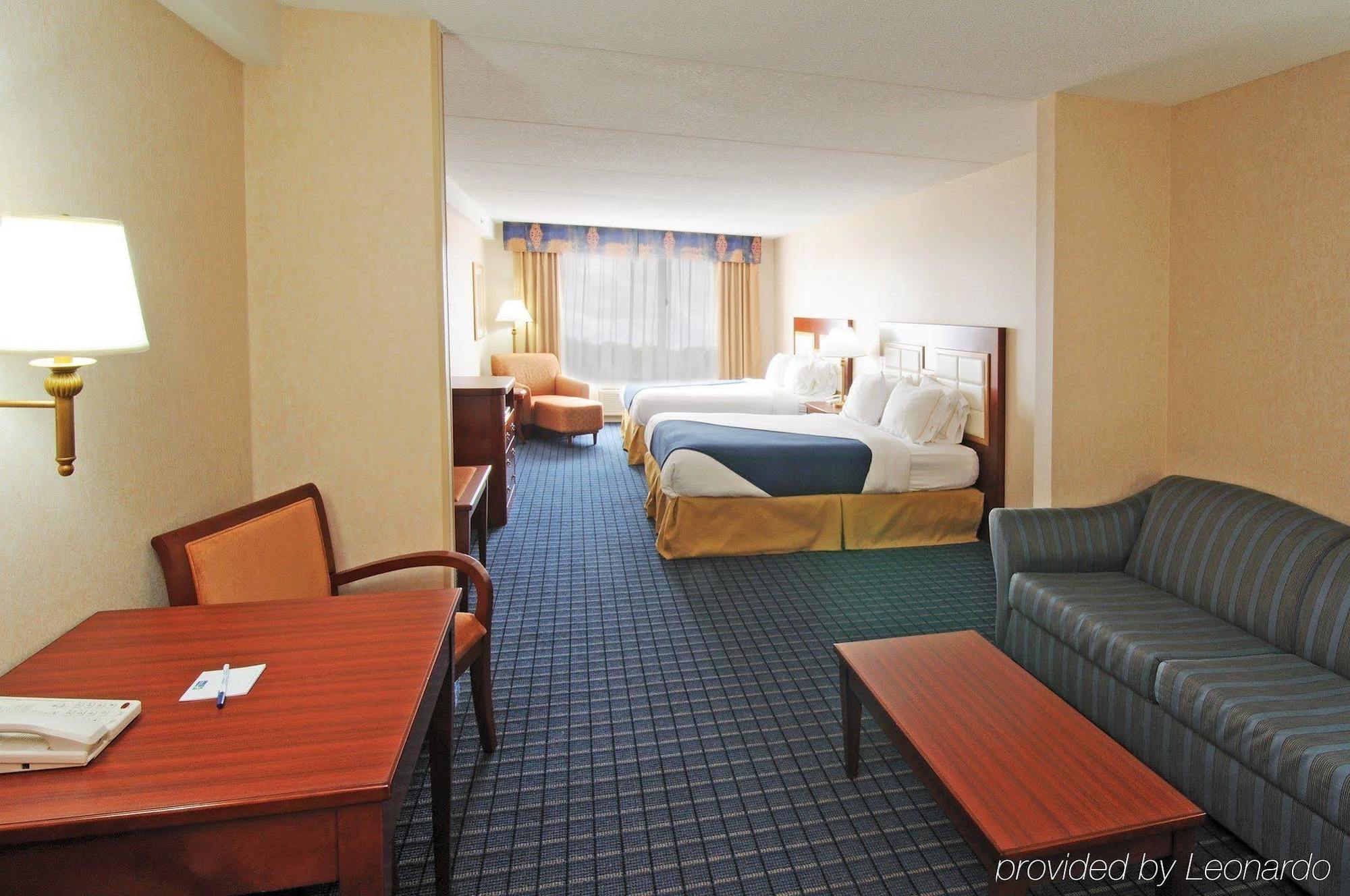 Holiday Inn Express & Suites - Belleville By Ihg Phòng bức ảnh